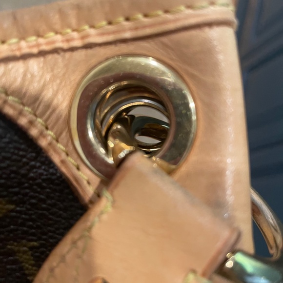 Louis Vuitton Galliera Monogram PM Handbag - Picture 10 of 16